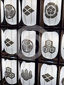 The white lanterns are printed with the family crests of Japanese Sengoku shoguns. Japanese Sengoku shoguns Kamon.