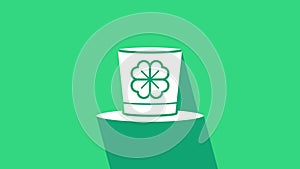 White Leprechaun hat and four leaf clover icon isolated on green background. Happy Saint Patricks day. 4K Video motion