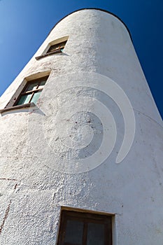 Blanco faro sobre el isla 