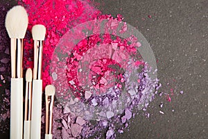 White make up brushes and violet and pink eyeshadows