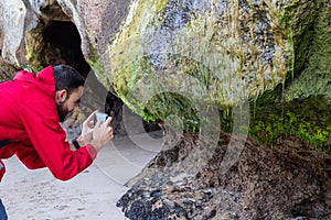 Weiß mann jacke sehr der Nähe sein aus der stein dom bucht Strand 