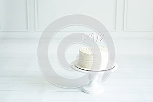 White monochrome - cake on a stand