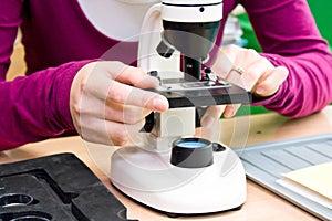Bianco ottico microscopio 