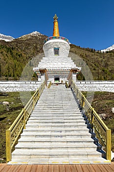 The white pagoda and steps in Four Girls Mountain scenic spot