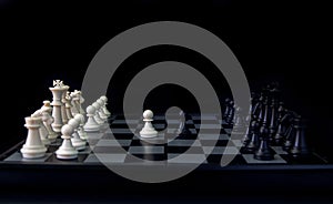 Bianco impegnare un nero impegnare sul scacchi tavolo. nero scacchi impostato lui gioca 