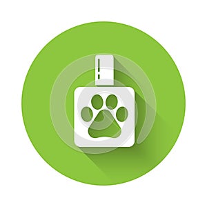 White Pet shampoo icon isolated with long shadow. Pets care sign. Dog cleaning symbol. Green circle button. Vector