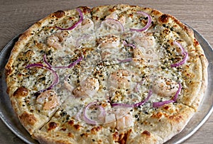White pizza pie with shrimp, onion, caper and lemon.