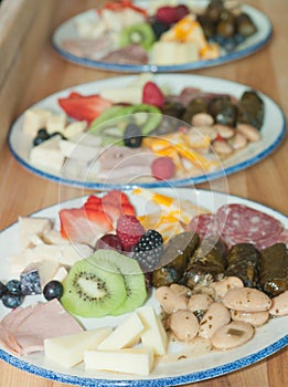 white plate of food pairings for a tropical wine tasting event