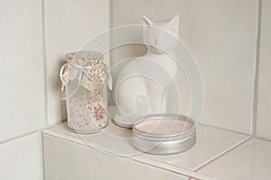 White porcelain cat, shea butter and bath salt