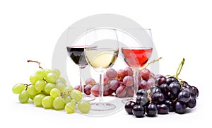 White, red and rosÃ© wine with bunches of grapes on white background.