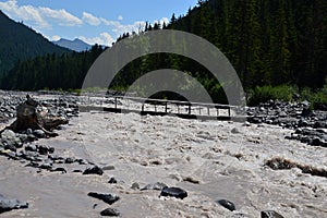 Bianco un fiume vulcanico montagna collegare piovoso 