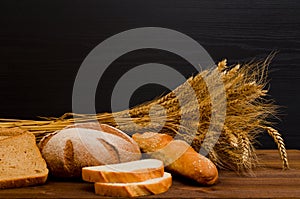 Bianco un segale pane una pagnotta fascio sul di legno tavolo nero 