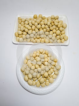 White sanghai beans in a white container