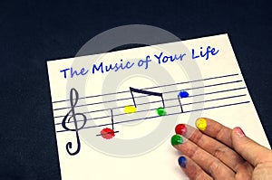 Bílý list z papír hudební klíč barvitý prst tisk 