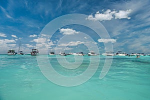 Blanco velocidad a yates en turquesa azur caribe el mar, caribe el mar,, México 