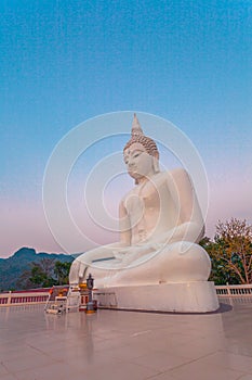 white statue buddha