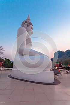 white statue buddha
