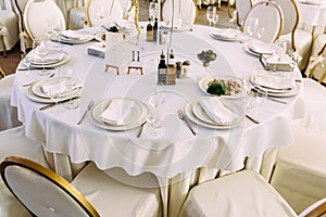 White tableclothes on the wedding tables