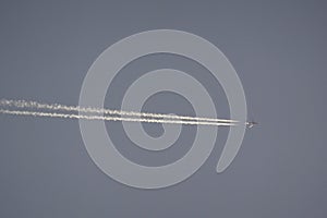 Spuren aus ein Flugzeug auf der grau der himmel 