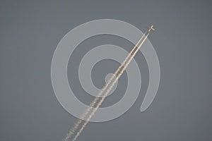 Spuren aus ein Flugzeug auf der grau der himmel 
