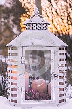 Bianco antico lanterna candele nevoso giardino bellissimo la luce 