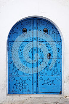 Biely stena modrý dvere 