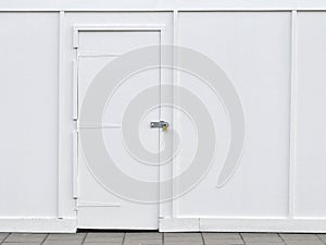 Blanco muro a puerta 