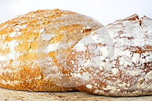 White and whole-wheat integral grain two bread crust