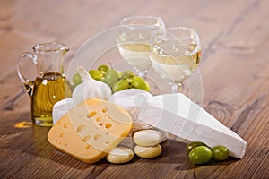 White wine and cheese composition