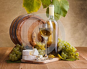 White wine with cheese and white grape snack