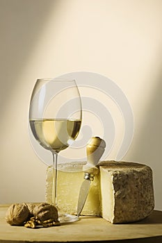 Biele víno sklo a syr 