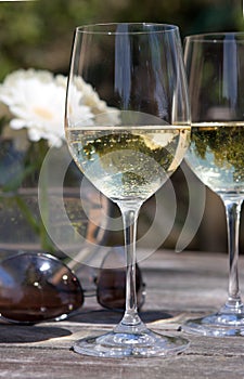 Vino bianco bicchiere sul tavolo fiore 