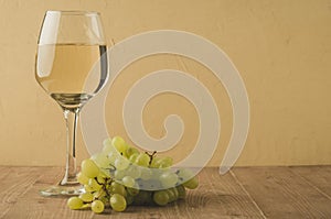 White wine and grape/wineglass with white wine and grape, copy space