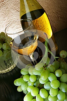 White wine and grapes