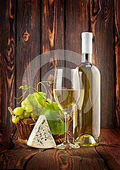 White wine with grapes and blue cheese