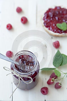 Weiß hölzern Frühstück tisch himbeere Marmelade 