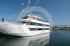 White yatch photo