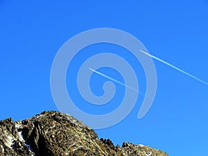 Who will reach the finish line first - a miraculous race of passenger planes in the sky above the Albula Alps mountain massif