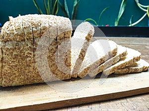 Whole bread blm contains lot of fiber that goods for your digest. Good choice for your breakfast