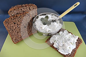 Whole grain bread with cream cheese and spring onions, a heathy snack.