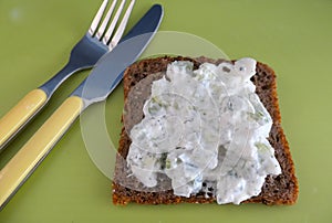 Whole grain bread with cream cheese and spring onions, a heathy snack.