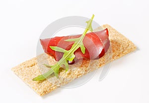 Whole grain crisp bread with smoked beef