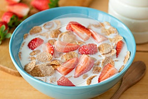 Whole grain flakes with wheat bran, strawberries and almond milk
