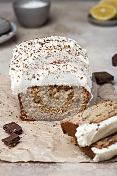 Whole grain spelt flour cake with cream