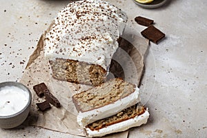 Whole grain spelt flour cake with cream