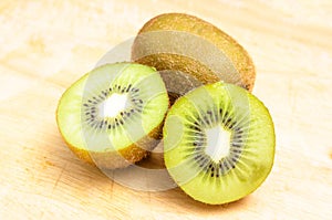 Whole kiwi fruit and his sliced segments