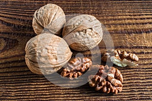 Whole and open walnuts