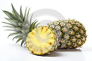 Celý ananas a ananas plátek. ananas listy izolovat na bílém. plný hloubka z 