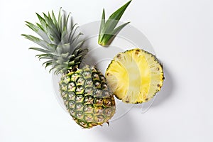 Celý ananas a ananas plátek. ananas listy izolovat na bílém. plný hloubka z 