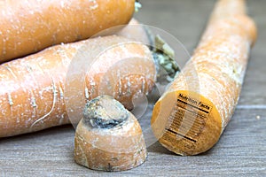 Whole raw carrots with nutrition label